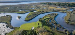 Pohled na golfové hřiště u řeky a mokřadů na Amelia Island
