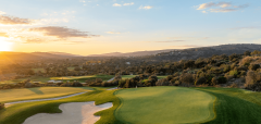 Golfové hřiště při západu slunce s pískovým bunkrem