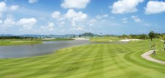 Golfové hřiště s jezírkem a modrou oblohou