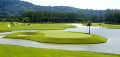 Golfové hřiště s jezírkem a ostrovním greenem v tropickém prostředí