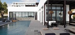 Moderní hotel s nekonečným bazénem a venkovním posezením