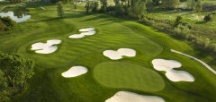 Golfové hřiště se zelení a pískovými bunkry v Zala Springs