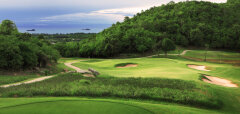 Golfové hřiště s jamkami a okolní zelení u moře