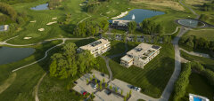 Letecký pohled na golfové hřiště se stavbami a jezírky v Zala Springs Golf Resortu