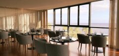 Interiér restaurace s výhledem na moře ve Vidamar Resort Madeira