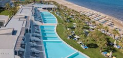 Pohled na pláž, bazény a hotel u moře na Lyttos Beach