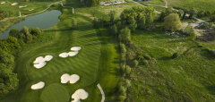 Letecký pohled na golfové hřiště se zelení a vodními plochami Zala Springs Golf Resort