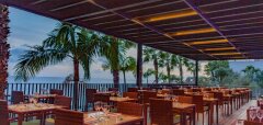 Terasa restaurace s výhledem na moře a palmy ve Vidamar Resort Madeira