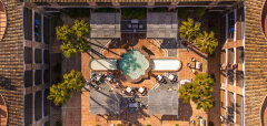 La Cala Hotel vnitřní dvůr s fontánou a posezením