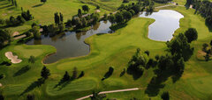 Letecký pohled na golfové hřiště s jezery a stromy
