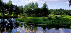 Golfové hřiště s jezírkem a stromy v pozadí Diamond Club Ottenstein