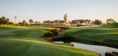 Golfové hřiště s klubovnou a zavlažováním za soumraku
