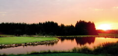Západ slunce nad jezírkem a lesem u golfového hřiště Haugschlag