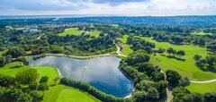 letecký pohled na golfové hřiště s jezírkem a zelení
