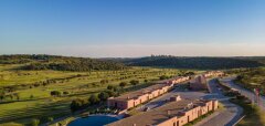 Pohled na budovy a golfové hřiště v NAU Morgado Golf & Country Club