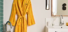Interiér koupelny s žlutým županem a vanou Kimpton Los Monteros Hotel