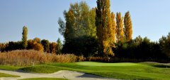 Golfové hřiště s pískovým bunkrem a podzimními stromy