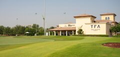 Golfové hřiště s budovou Tommy Fleetwood Academy Jumeirah Golf Estates