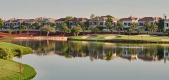 Jezero a golfové hřiště s vilami v pozadí Jumeirah Golf Estates