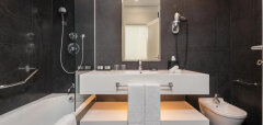Moderní koupelna s vanou, umyvadlem a bidetem Sheraton Cascais Resort