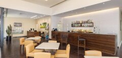Interiér baru s židlemi a stolky v NAU Morgado Golf & Country Club