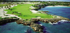 Golfové hřiště u pobřeží s pláží a palmami Punta Espada