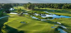 Golfové hřiště s jezírky a stromy za soumraku
