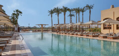 Bazén s lehátky a slunečníky u Steigenberger Golf Resort El Gouna