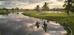Jezero a golfové hřiště s palmami za soumraku
