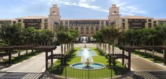 Lopesan Costa Meloneras Resort & Spa s palmami a fontánou před budovou