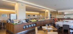 Interiér restaurace s bufetem a prostřenými stoly NAU Morgado Golf & Country Club