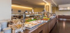 Bufet s jídlem a nádobím v restauraci NAU Morgado Golf & Country Club