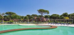 Bazén s dřevěným molem a stromy v pozadí Sheraton Cascais Resort