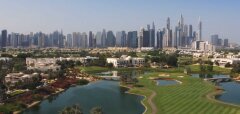 Golfové hřiště s jezery a mrakodrapy v pozadí v Dubaji