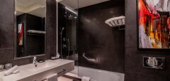 Moderní koupelna s vanou a umyvadlem v Sheraton Cascais Resort