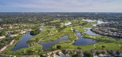 Letecký pohled na golfové hřiště a okolní domy v PGA National Resort