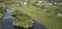 Letecký pohled na golfové hřiště s jezery a stromy v PGA National Resort