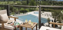 Výhled na bazén a zahradu z terasy hotelu Lavida