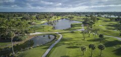 Golfové hřiště s jezery a cestami v PGA National Resort
