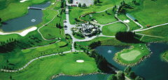 Letecký pohled na golfové hřiště s jezery a zelení