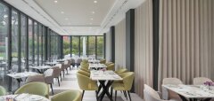 Interiér moderní restaurace s židlemi a stolky u velkých oken Sheraton Cascais Resort