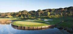 Golfové hřiště s jezírkem a stromy v pozadí Lavida Hotel