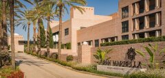 Vstupní cesta s palmami a budova Gran Marbella Resort & Beach Club
