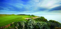 Golfové hřiště s bunkrem a výhledem na moře za jasného dne