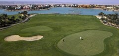 Golfové hřiště s jezery a palmami v Steigenberger Golf Resort El Gouna