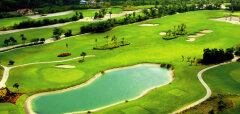 Golfové hřiště s jezírkem a zelenými plochami Punta Blanca Golf Club