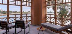 Terasa s výhledem na vodu a palmy ve Steigenberger Golf Resort El Gouna