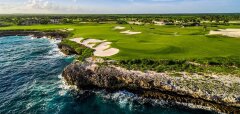 Pobřeží s golfovým hřištěm a pískovými bunkry u moře