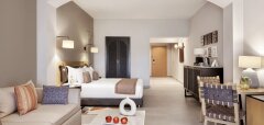 Interiér hotelového pokoje s postelí a posezením Steigenberger Golf Resort El Gouna