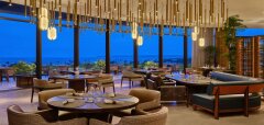 Luxusní restaurace s výhledem na moře za soumraku